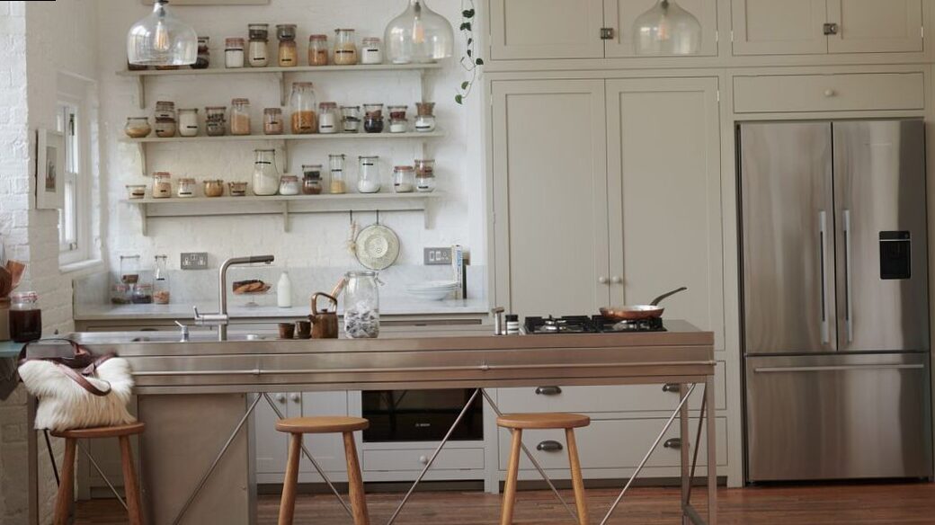 Elvila metal branded tables made in wood, glass and metal brand!